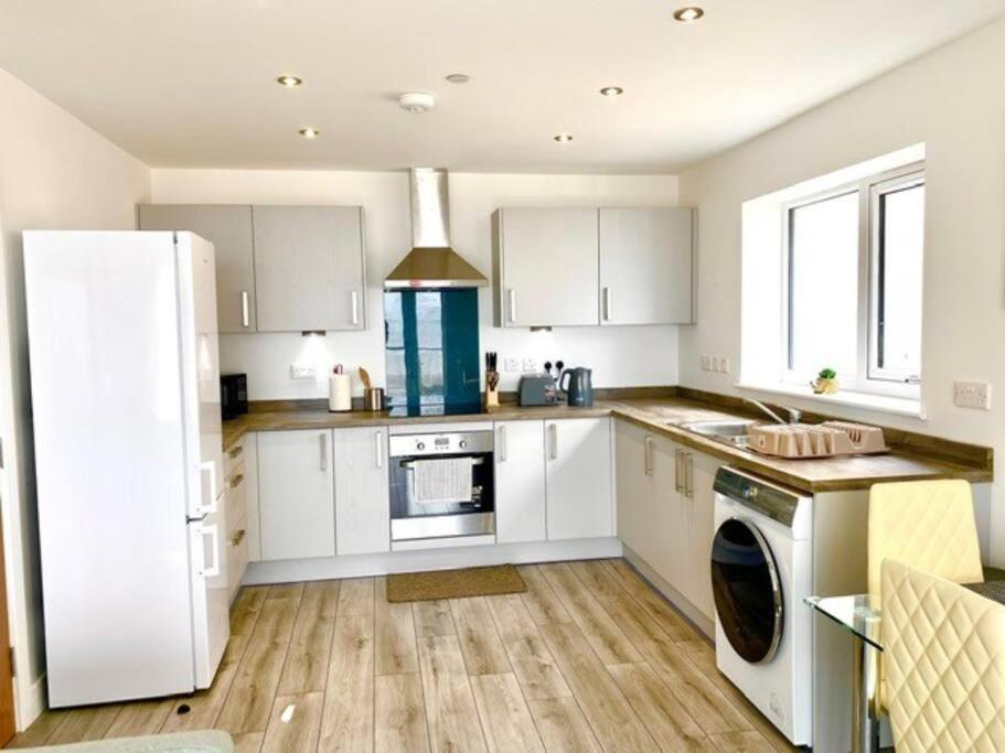 Lovely New 2 Bedroom Condo With Stunning Seaviews Penmaen-mawr エクステリア 写真