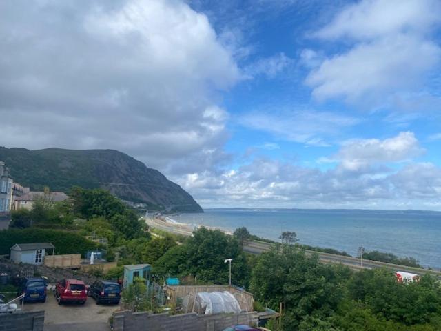 Lovely New 2 Bedroom Condo With Stunning Seaviews Penmaen-mawr エクステリア 写真