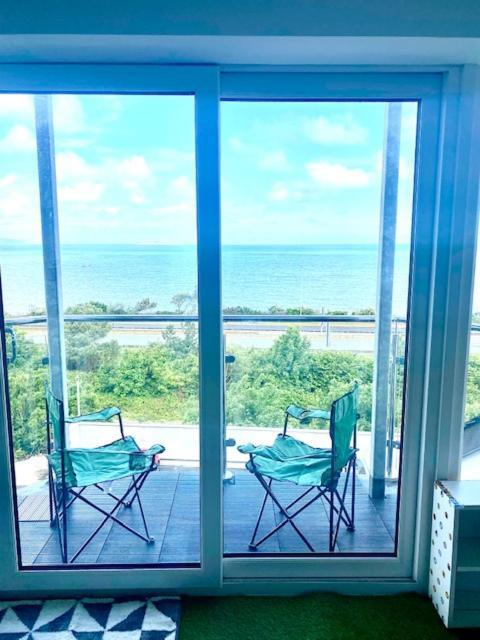 Lovely New 2 Bedroom Condo With Stunning Seaviews Penmaen-mawr エクステリア 写真