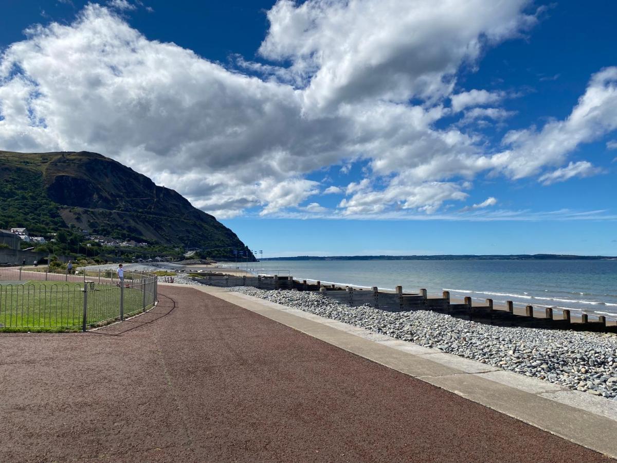 Lovely New 2 Bedroom Condo With Stunning Seaviews Penmaen-mawr エクステリア 写真