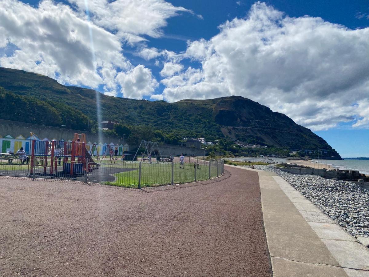 Lovely New 2 Bedroom Condo With Stunning Seaviews Penmaen-mawr エクステリア 写真