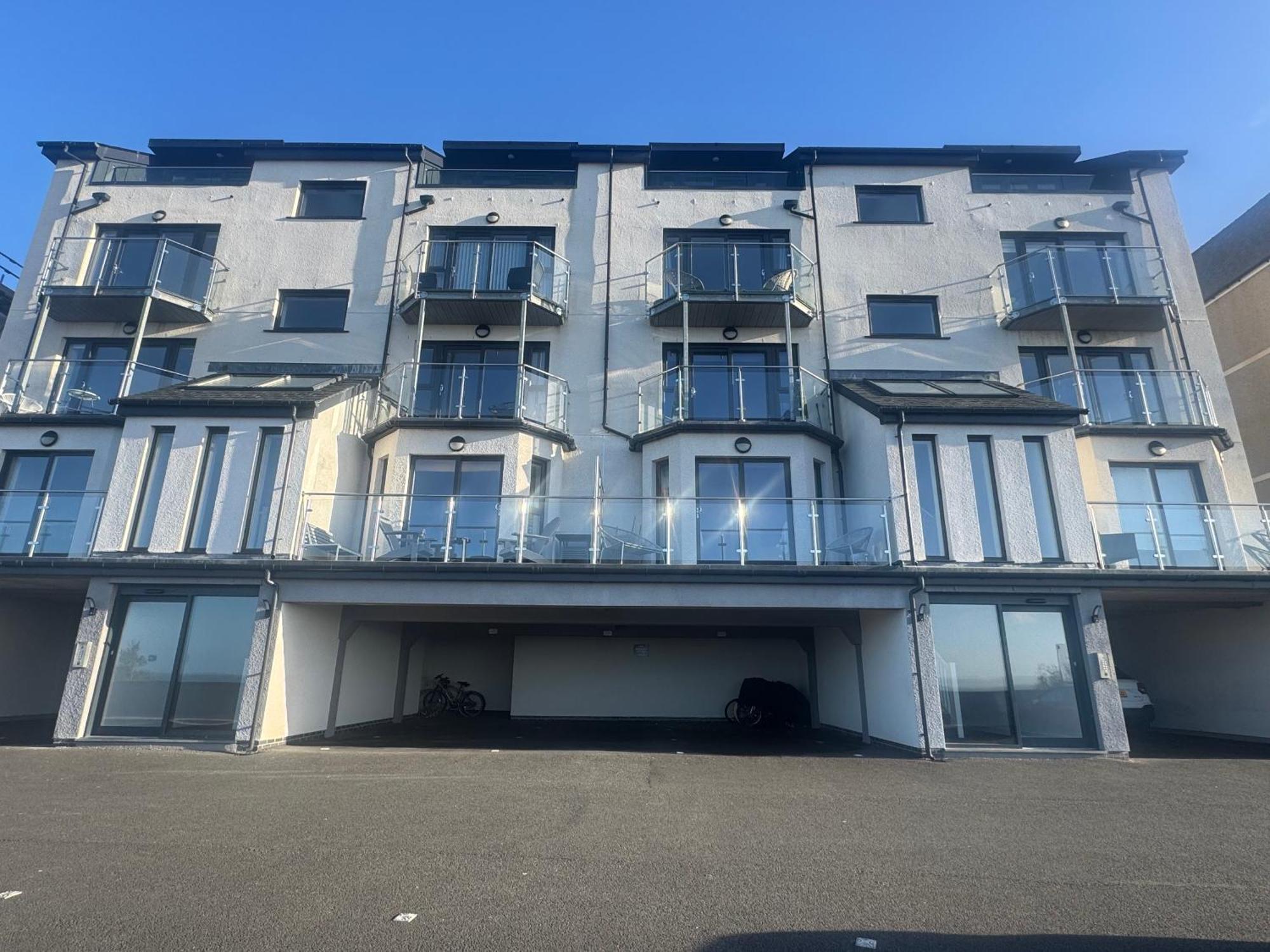 Lovely New 2 Bedroom Condo With Stunning Seaviews Penmaen-mawr エクステリア 写真